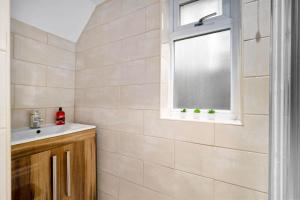 Harborne House, Perfect for Contractors & Families, sleeps 8