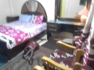 شقة بغرفة ثلاثية بحمام خاص ومطبخ صغير