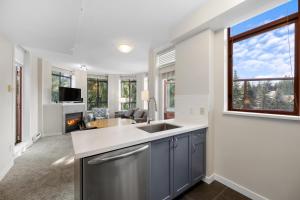 Alpenglow Lodge Two Bedroom Apartment with Private Hot Tub by MVA