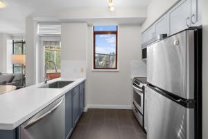 Alpenglow Lodge Two Bedroom Apartment with Private Hot Tub by MVA