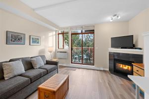 Alpenglow Lodge Studio with park view by MVA