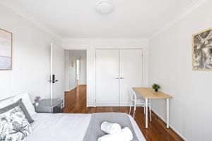 Serene Double Room in Panania - Close to Stations & Shops - Shared Bathroom