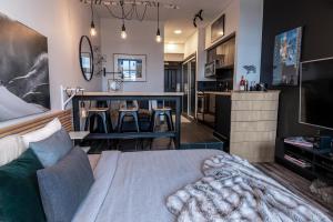 Alpenglow Lodge Queen Boho Studio by MVA