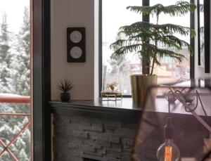 Alpenglow Lodge Queen Boho Studio by MVA