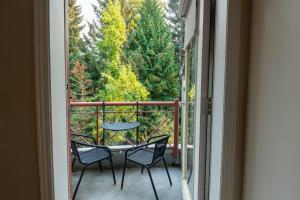 Alpenglow Lodge Large Studio by MVA