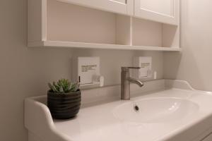 Alpenglow Lodge Family Studio with Murphy Bed by MVA