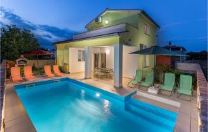 Four-Bedroom Holiday Home In Valbandon