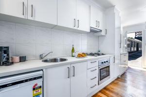 Orton Blue- Beachside getaway for 4, Pets welcome, Aircon, Park and walk to everything!