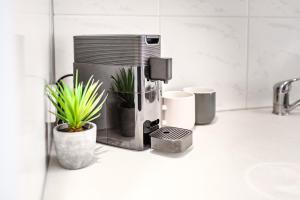 Orton Blue- Beachside getaway for 4, Pets welcome, Aircon, Park and walk to everything!