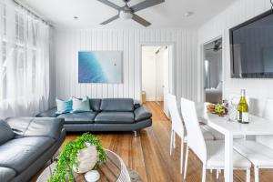 Orton Blue- Beachside getaway for 4, Pets welcome, Aircon, Park and walk to everything!