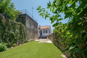Entire House with 4 Master Suites & Backyard - Central Location
