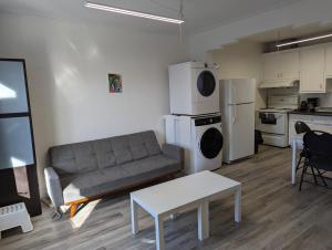 Comfy apartment close to Metro Monk station with self check in