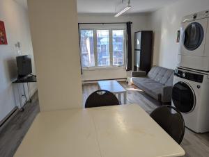 Comfy apartment close to Metro Monk station with self check in