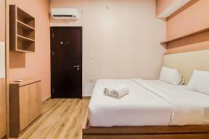 Homey and Modern 2BR at Casa de Parco Apartment By Travelio