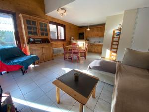 Confortable appartement 3 pièces avec balcon et parking - FR-1-692-106