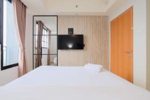 Minimalist 1BR with Extra Room at Evenciio Margonda Apartment By Travelio