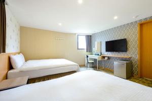 Phòng Standard 3 người có cửa sổ (Standard Triple Room with Window)