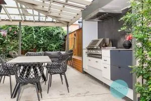 'Urban Chic on Grey' - 3 Bedroom Retreat in Wickham - Minmi