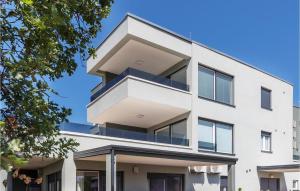 Awesome Apartment In Stinjan 