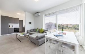 Awesome Apartment In Stinjan 