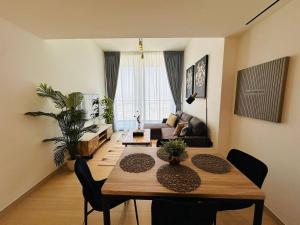 Stylish 1br Apt Jvc W Pool & Free Parking