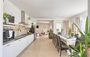 Amazing Home In Naselje Muzini 