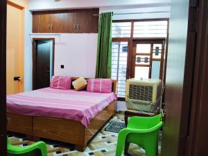 Doon Niwas Homestay 2-Bedroom 1st Floor- Mountain view, near main Picnic Spots, comfortable peaceful central Family-friendly