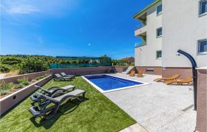 Three-Bedroom Apartment In Saldun