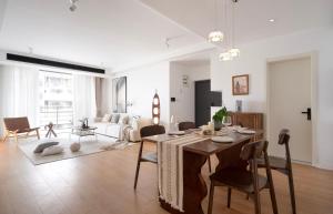 Eastern Hub - Bund Branch Cozy Chic 3bedroom Skyline&Shanghai Tower View Apt - Hotel 4 stelle a Shanghai