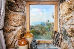 Whitebreakers Beach Cottage Sea-views Garden