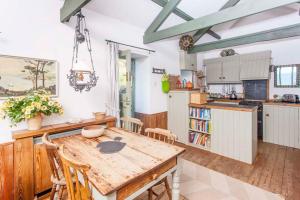 Girl Annie Beach Cottage Great Sea-Views Garden