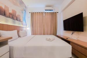 Cozy Living and Comfy Studio Sky House BSD Apartment By Travelio