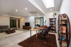 Ultra-Modern Tropical Pool Villa