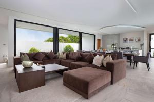 Ultra-Modern Tropical Pool Villa