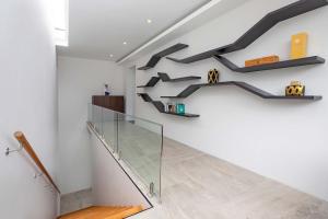 Ultra-Modern Tropical Pool Villa