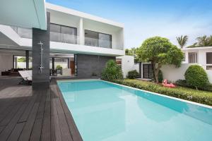 Ultra-Modern Tropical Pool Villa