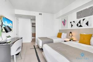 Luxury 2BR Pools & Free Parking