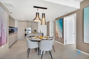 Luxury 2BR Pools & Free Parking