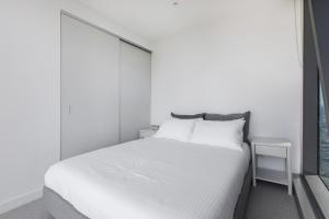 Modern Nomads Skyline View Escape - 2Bedroom by Gardens and Station