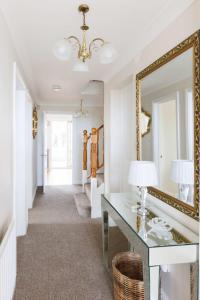 Spacious 4-Bed Seaside Retreat in Selsey