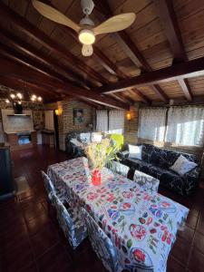 Casa turística Los chaleco en Lumbreras con terraza privada.