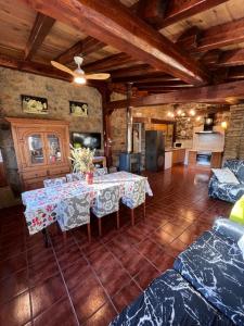 Casa turística Los chaleco en Lumbreras con terraza privada.