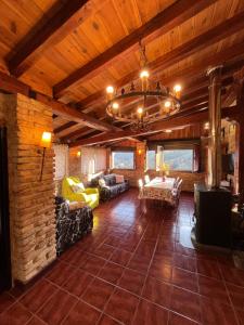 Casa turística Los chaleco en Lumbreras con terraza privada.