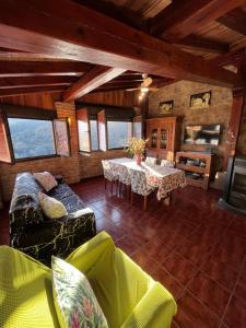 Casa turística Los chaleco en Lumbreras con terraza privada.