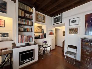 Renaissance Square, Bright Apt