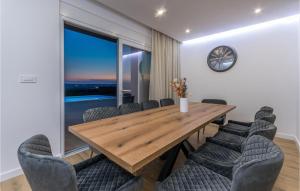 Cozy Home In Tinj With Wifi 