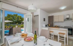 Cozy Home In Kras With Kitchen 