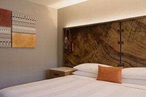 King Room with Resort View room in Phoenix Marriott Resort Tempe at The Buttes