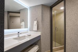 Superior King Corner Room with Sofa-Bed room in Phoenix Marriott Resort Tempe at The Buttes