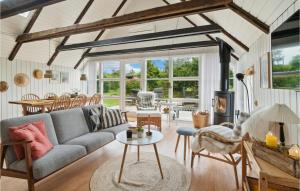 2 Bedroom Beautiful Home In Glesborg